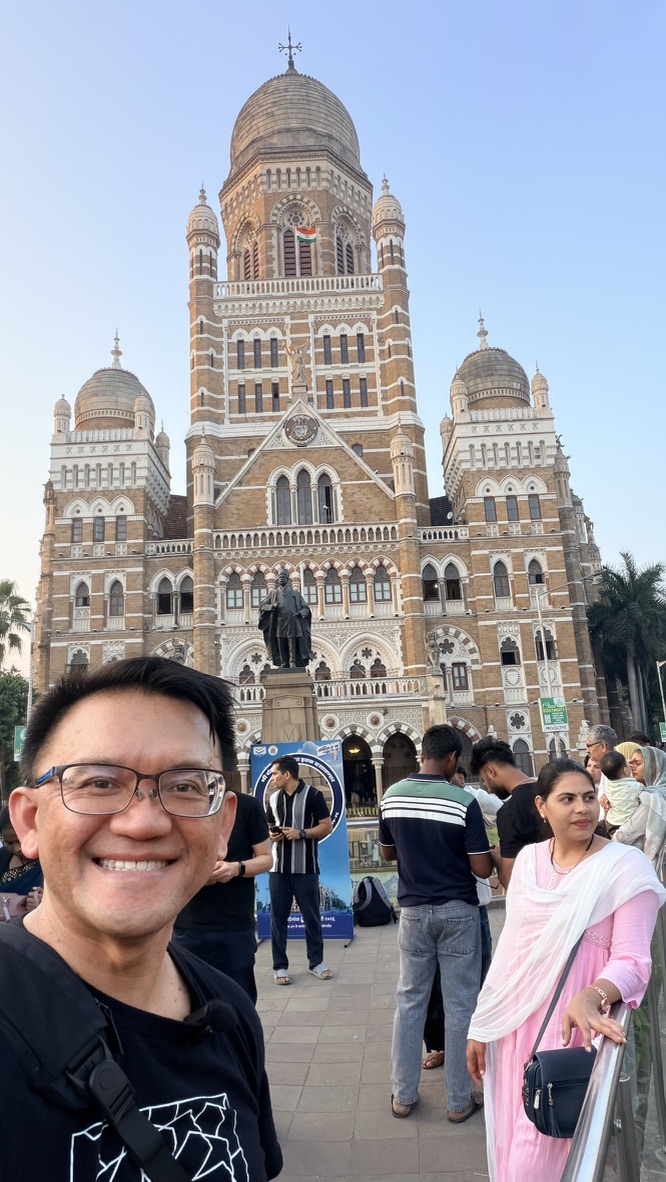 Traveller before the Brihanmumbai Municipal Corporation headquarters, Mumbai, India.