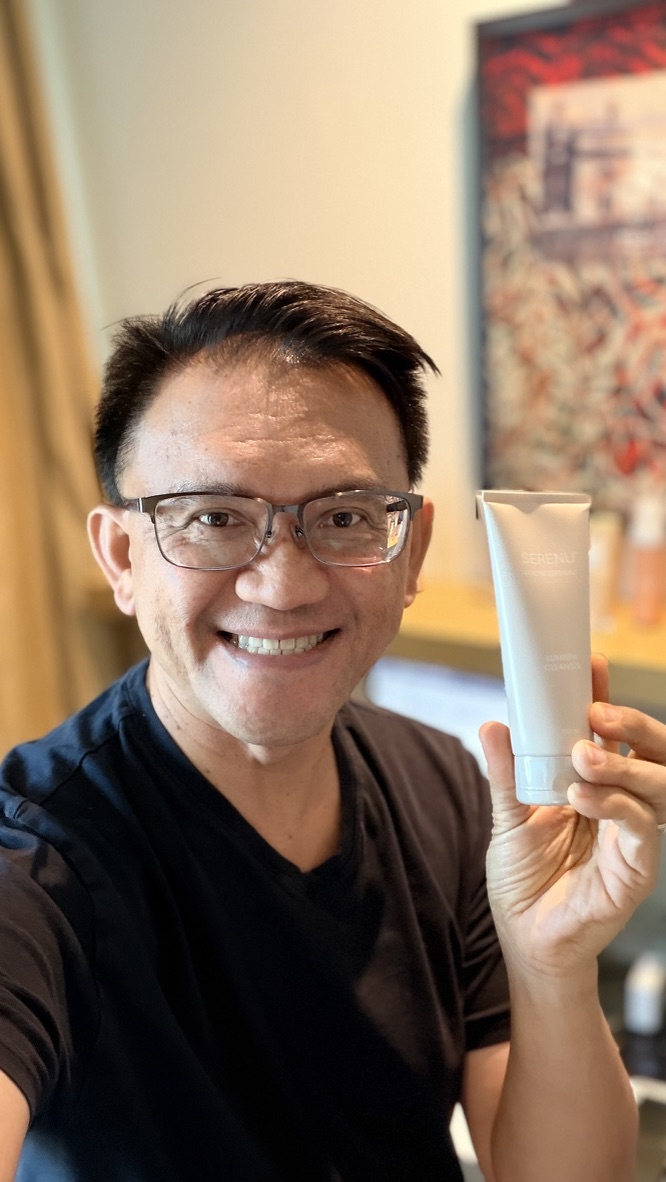 Traveller presenting a SÉRENU product sample in a Mumbai hotel room, India.