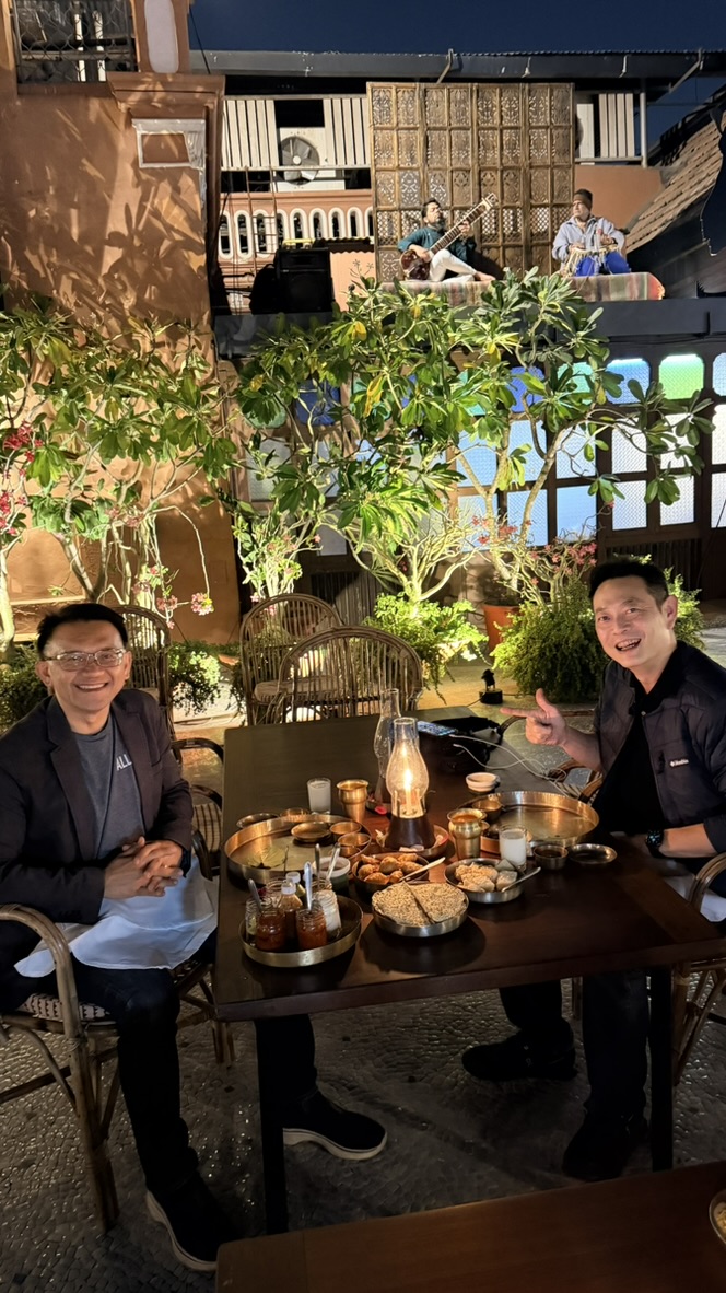 TOON and his travel companion dining at Agashiye with live musicians above the terrace