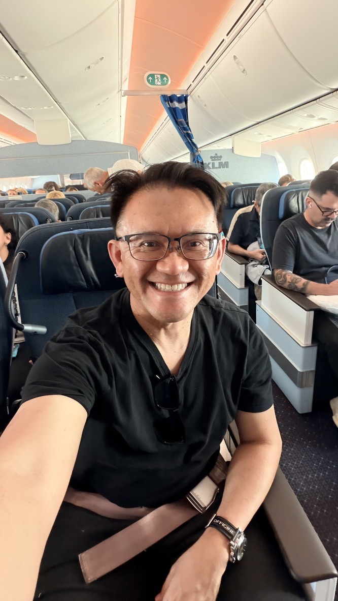 TOON smiling in his KLM Premium Comfort seat