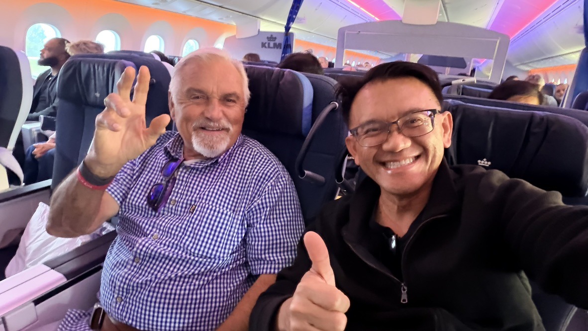 TOON and a fellow traveler smiling together in the KLM cabin