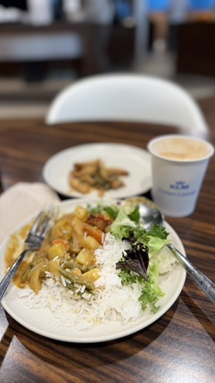A warm breakfast and coffee in KLM Crown Lounge 25