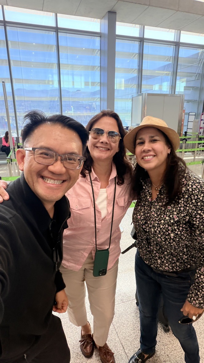 TOON smiling with two travelers after arriving at Málaga airport