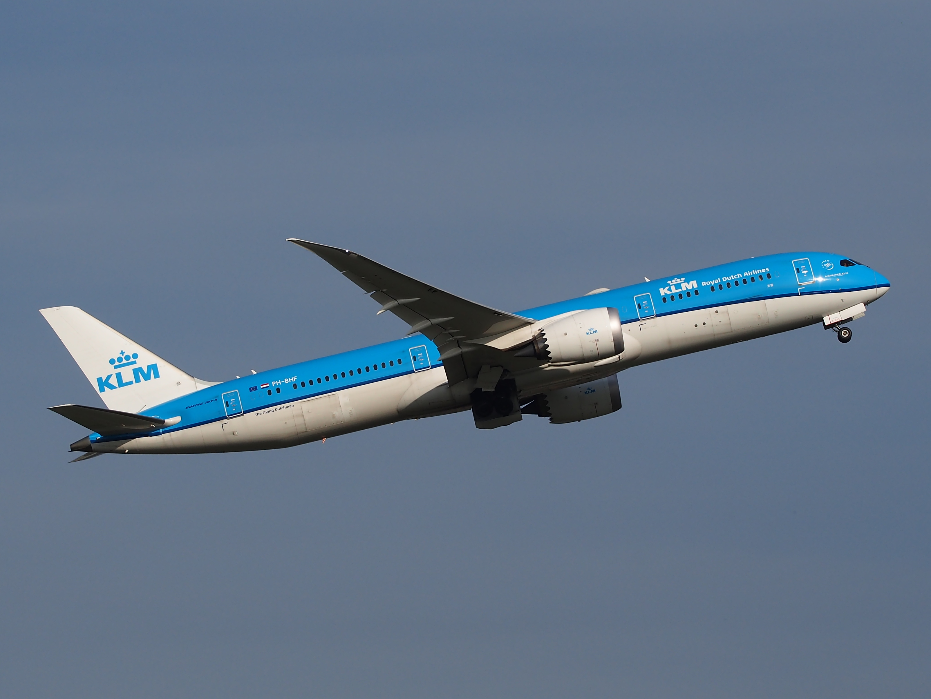 KLM Boeing 787 Dreamliner taking off at Amsterdam Schiphol